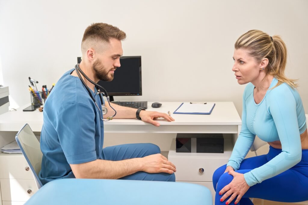 Woman visiting orthopedist to complain for pain in her knee